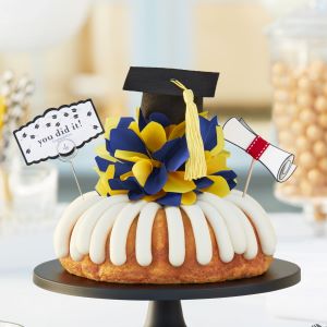 Congratulations Congratulations cake with bow and graduation cap on top